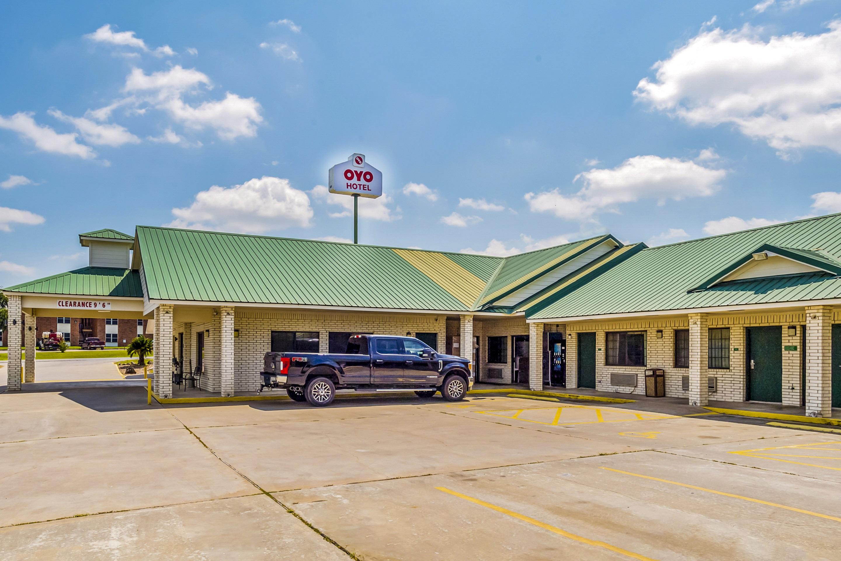 Oyo Hotel Yoakum West Exterior photo